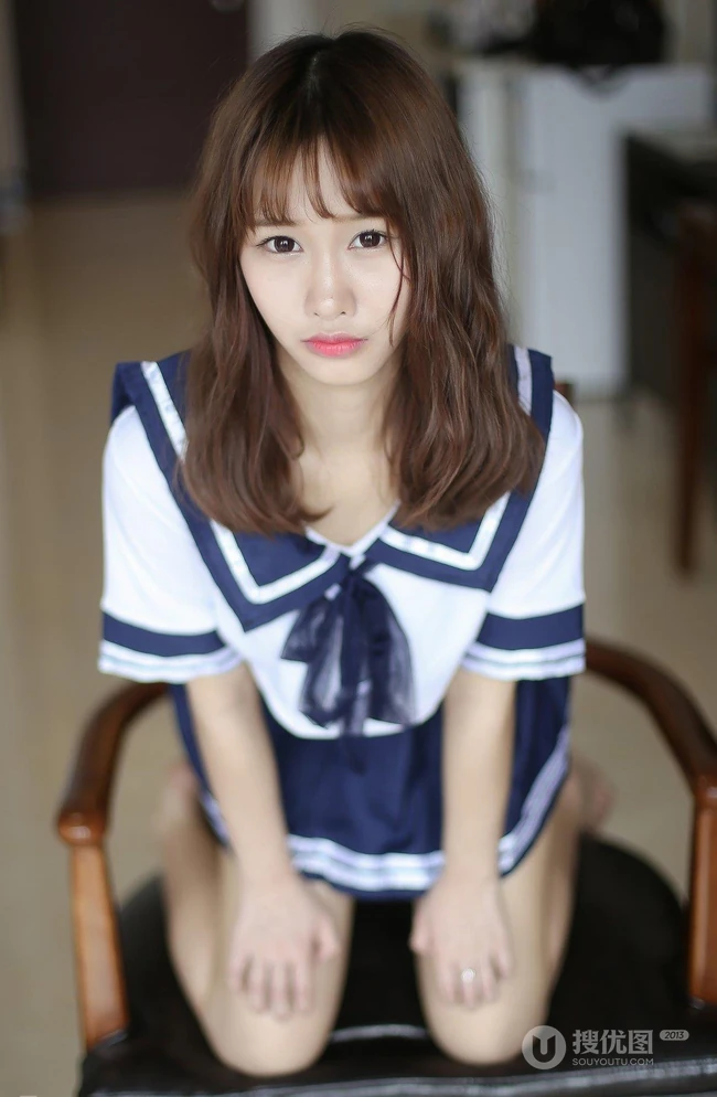 羞涩可爱学生妹，女生嫩模itt尼卡制服装写真吸睛