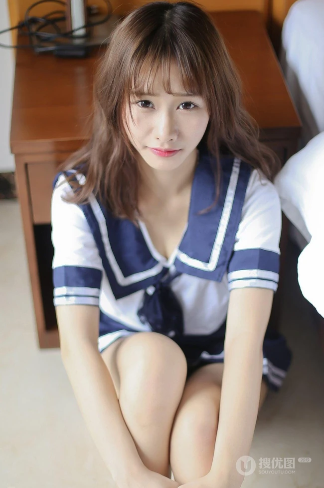 羞涩可爱学生妹，女生嫩模itt尼卡制服装写真吸睛