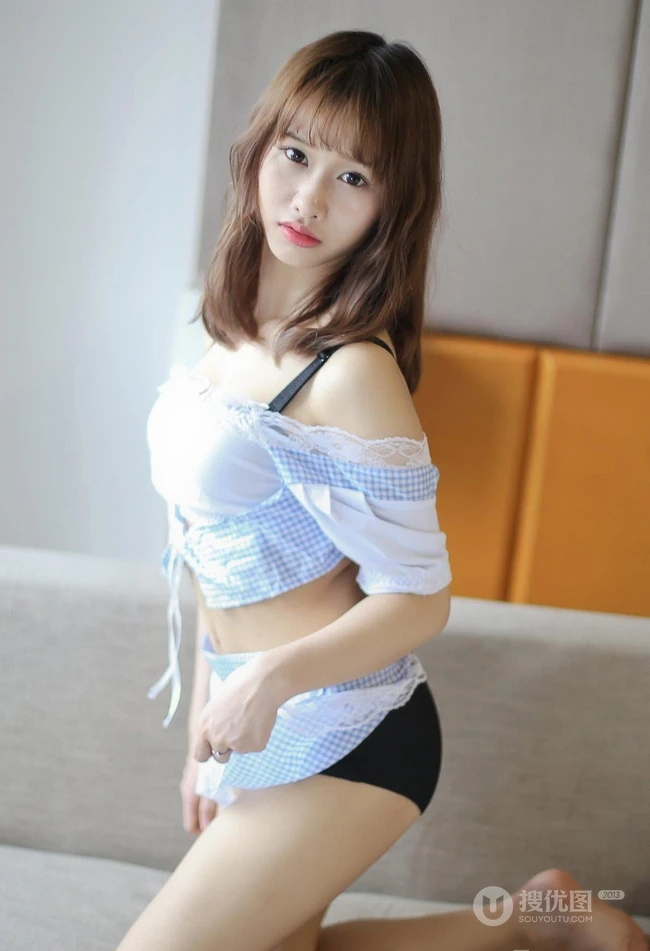 羞涩可爱学生妹，女生嫩模itt尼卡制服装写真吸睛