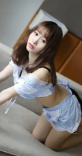羞涩可爱学生妹，女生嫩模itt尼卡制服装写真吸睛
