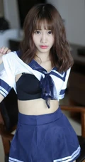 羞涩可爱学生妹，女生嫩模itt尼卡制服装写真吸睛