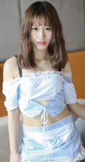 羞涩可爱学生妹，女生嫩模itt尼卡制服装写真吸睛