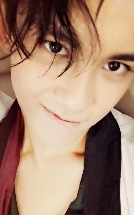 小帅哥吴磊搞怪耍帅自拍图片