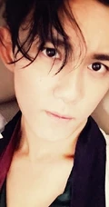 小帅哥吴磊搞怪耍帅自拍图片