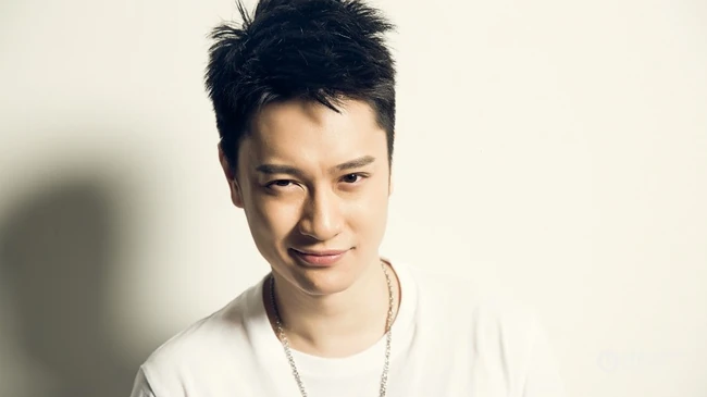 男演员郭晓然最新写真，阳光嘻哈，大男孩真性情