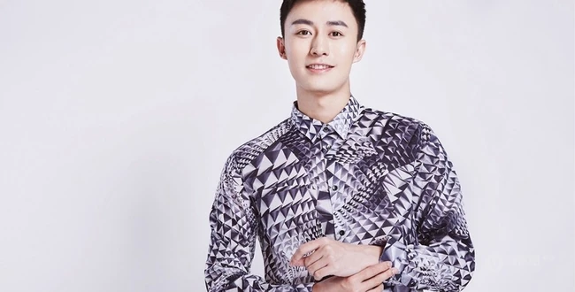 付嘉时尚腼腆写真大片，清新笑容尽显暖男气质