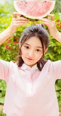 亚洲大眼女生初夏清凉写真，手拿遮阳伞户外游玩