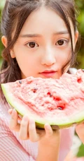 亚洲大眼女生初夏清凉写真，手拿遮阳伞户外游玩