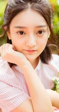 亚洲大眼女生初夏清凉写真，手拿遮阳伞户外游玩