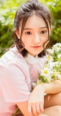 亚洲大眼女生初夏清凉写真，手拿遮阳伞户外游玩