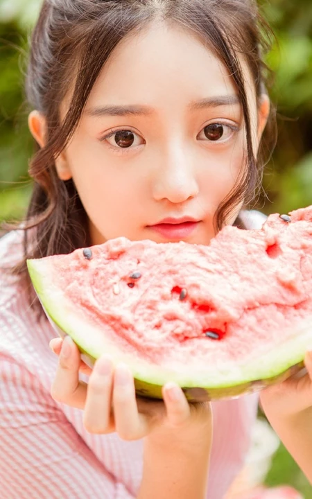 亚洲大眼女生初夏清凉写真，手拿遮阳伞户外游玩