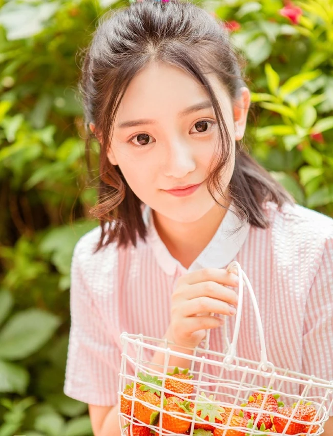 亚洲大眼女生初夏清凉写真，手拿遮阳伞户外游玩