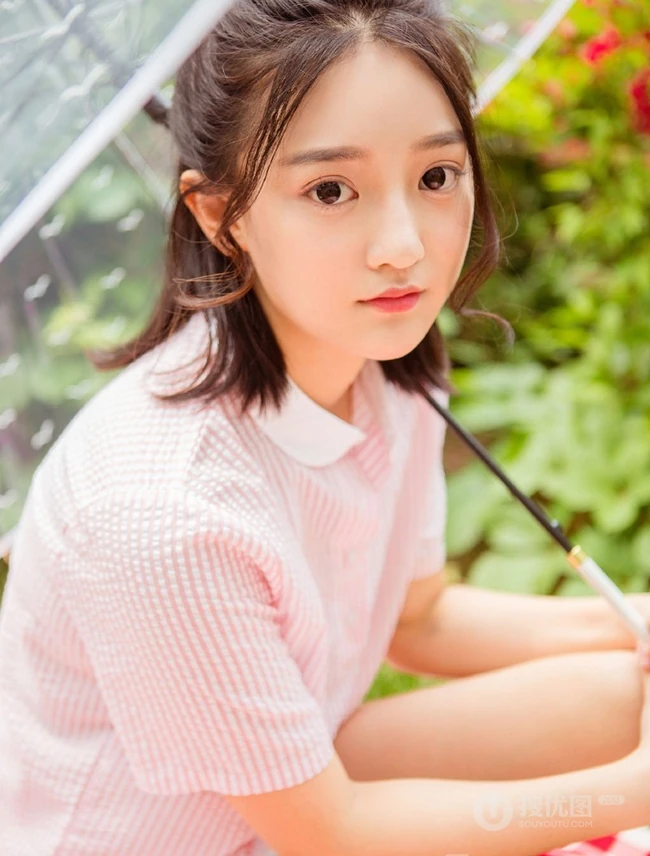 亚洲大眼女生初夏清凉写真，手拿遮阳伞户外游玩