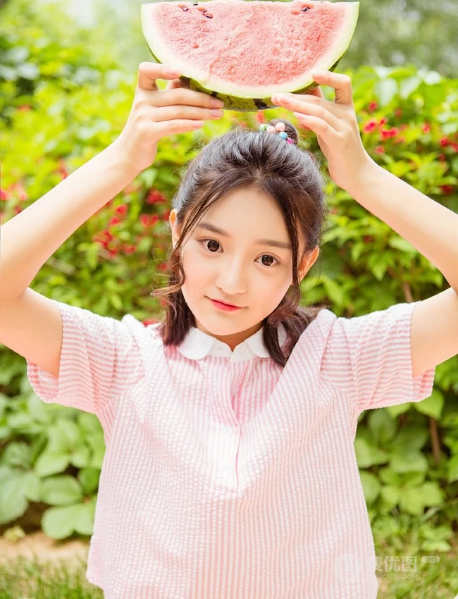 亚洲大眼女生初夏清凉写真，手拿遮阳伞户外游玩