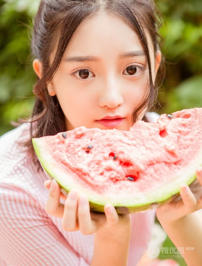 亚洲大眼女生初夏清凉写真，手拿遮阳伞户外游玩