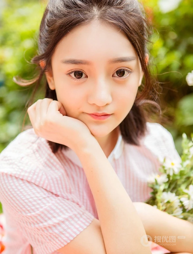 亚洲大眼女生初夏清凉写真，手拿遮阳伞户外游玩