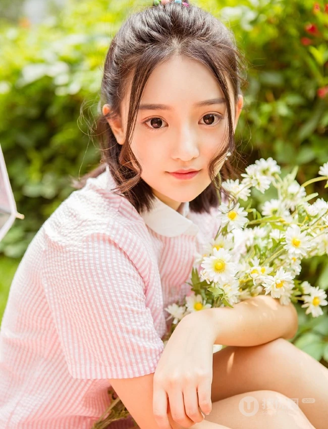 亚洲大眼女生初夏清凉写真，手拿遮阳伞户外游玩