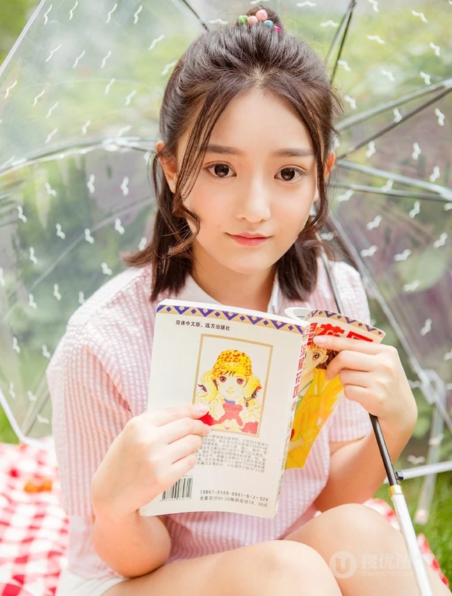 亚洲大眼女生初夏清凉写真，手拿遮阳伞户外游玩