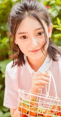 亚洲大眼女生初夏清凉写真，手拿遮阳伞户外游玩