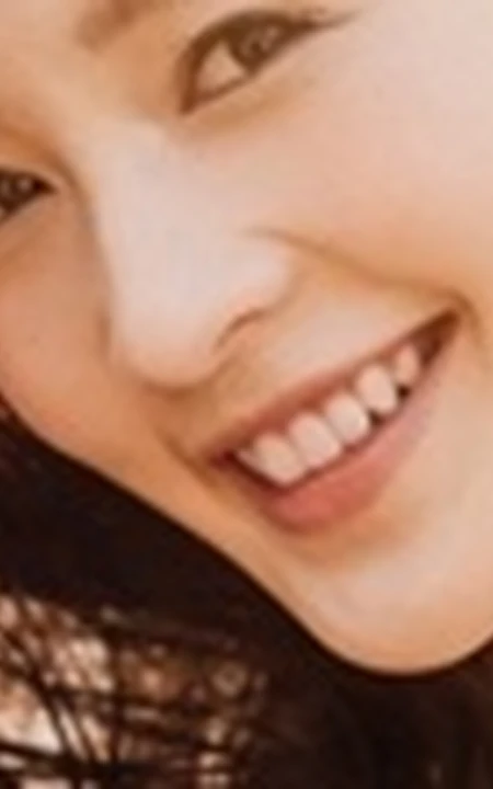 李沁唯美海边度假写真，镂空长裙小露气质