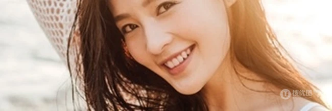 李沁唯美海边度假写真，镂空长裙小露气质