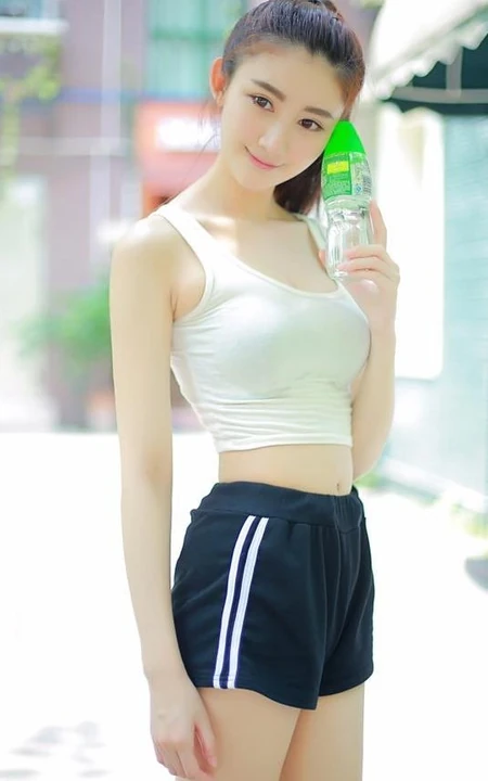 高颜值亚洲少女 校花林沁园紧身热裤校园随拍美图