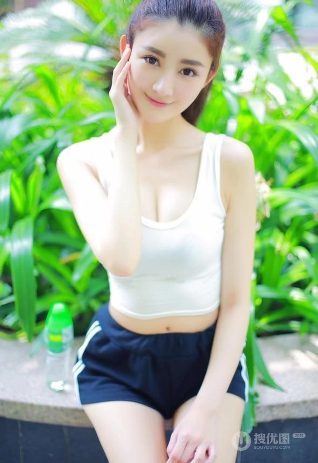 高颜值亚洲少女 校花林沁园紧身热裤校园随拍美图