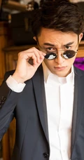 暖男聂子皓最新街拍写真，回眸转身帅气十足