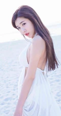 清纯女生程小烦不烦夏日旅拍写真，长发飘逸浅粉秀丽