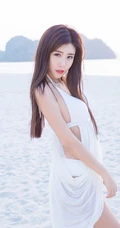 清纯女生程小烦不烦夏日旅拍写真，长发飘逸浅粉秀丽