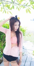 清纯女生程小烦不烦夏日旅拍写真，长发飘逸浅粉秀丽