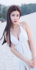 清纯女生程小烦不烦夏日旅拍写真，长发飘逸浅粉秀丽