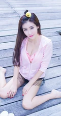 清纯女生程小烦不烦夏日旅拍写真，长发飘逸浅粉秀丽