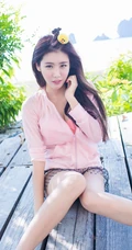 清纯女生程小烦不烦夏日旅拍写真，长发飘逸浅粉秀丽