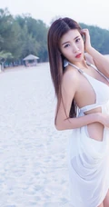 清纯女生程小烦不烦夏日旅拍写真，长发飘逸浅粉秀丽