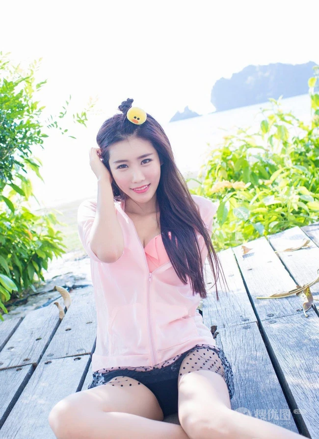 清纯女生程小烦不烦夏日旅拍写真，长发飘逸浅粉秀丽