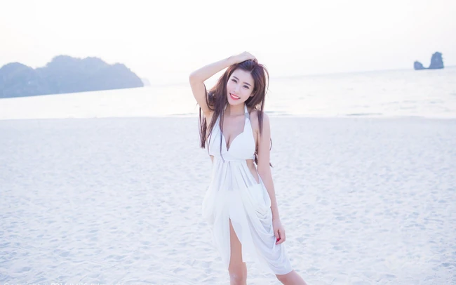 清纯女生程小烦不烦夏日旅拍写真，长发飘逸浅粉秀丽