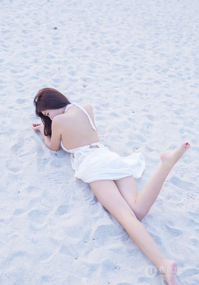 清纯女生程小烦不烦夏日旅拍写真，长发飘逸浅粉秀丽
