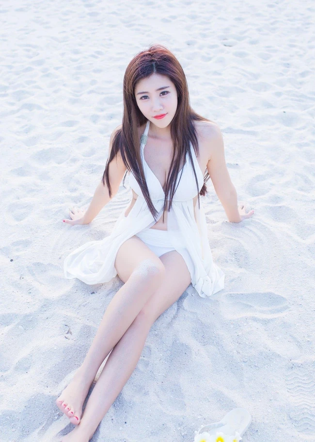 清纯女生程小烦不烦夏日旅拍写真，长发飘逸浅粉秀丽