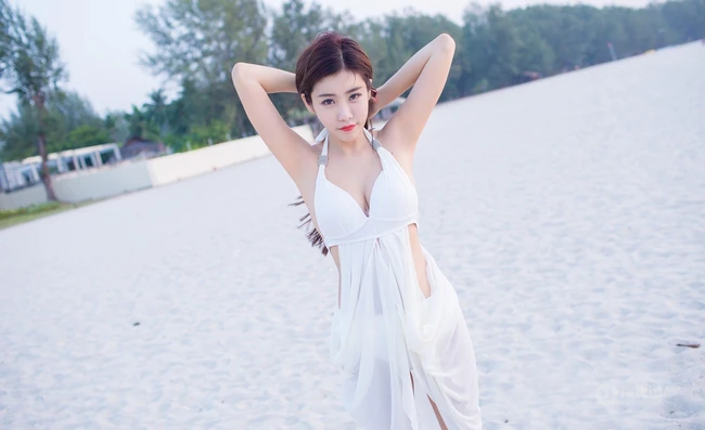 清纯女生程小烦不烦夏日旅拍写真，长发飘逸浅粉秀丽