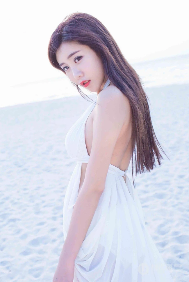 清纯女生程小烦不烦夏日旅拍写真，长发飘逸浅粉秀丽