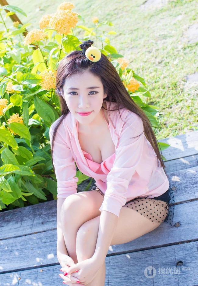 清纯女生程小烦不烦夏日旅拍写真，长发飘逸浅粉秀丽