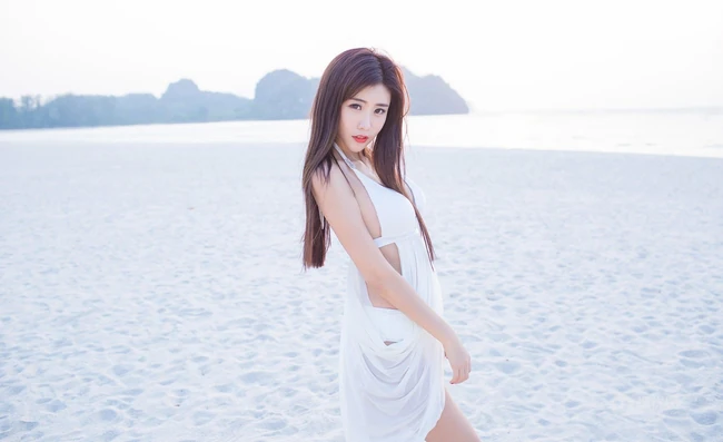 清纯女生程小烦不烦夏日旅拍写真，长发飘逸浅粉秀丽
