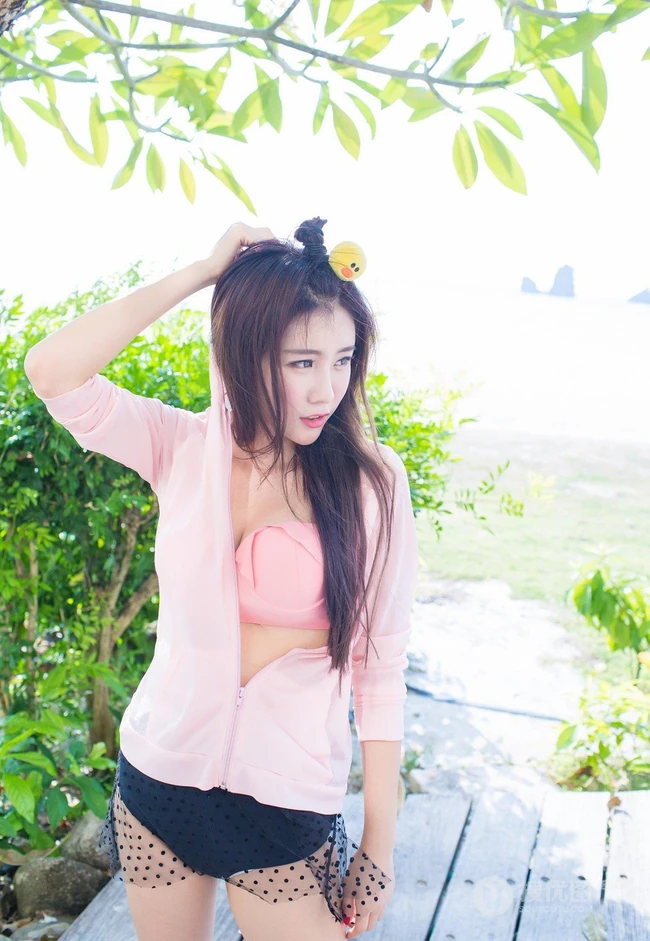 清纯女生程小烦不烦夏日旅拍写真，长发飘逸浅粉秀丽