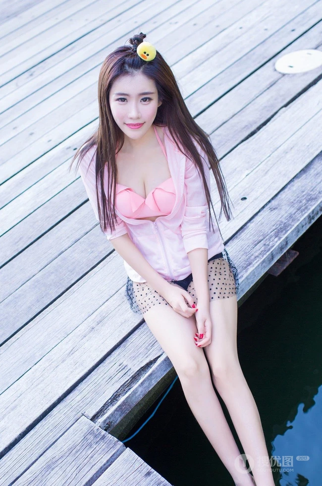 清纯女生程小烦不烦夏日旅拍写真，长发飘逸浅粉秀丽