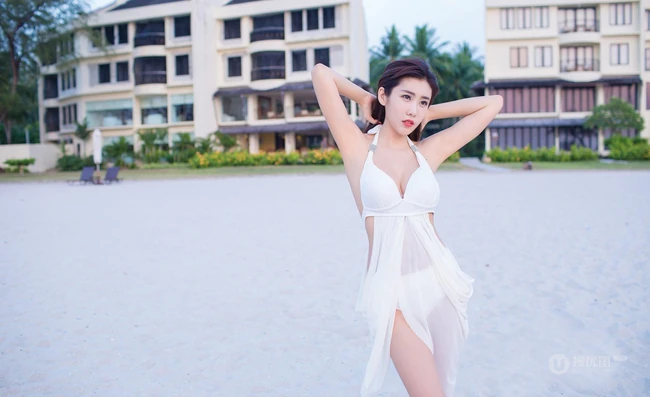 清纯女生程小烦不烦夏日旅拍写真，长发飘逸浅粉秀丽