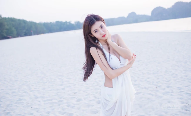 清纯女生程小烦不烦夏日旅拍写真，长发飘逸浅粉秀丽