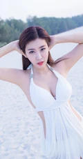 清纯女生程小烦不烦夏日旅拍写真，长发飘逸浅粉秀丽