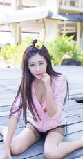 清纯女生程小烦不烦夏日旅拍写真，长发飘逸浅粉秀丽