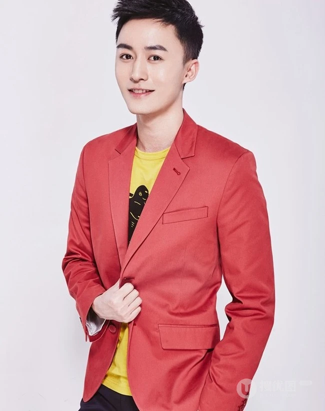 男演员付嘉大红休闲西装写真图片